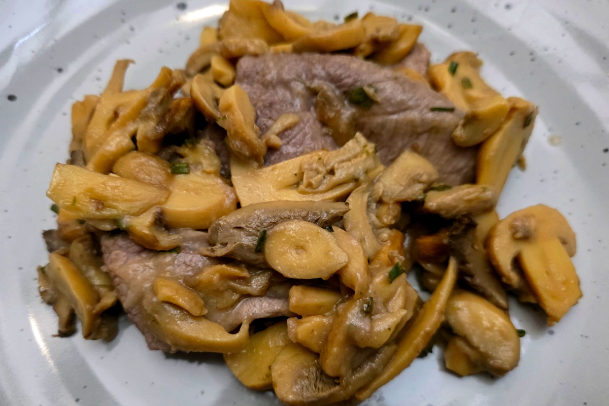 Scaloppine di vitello con funghi in friggitrice ad aria