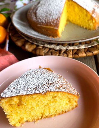 Torta soffice in friggitrice ad aria con zucchero a velo, dolce semplice e leggero fatto in casa.