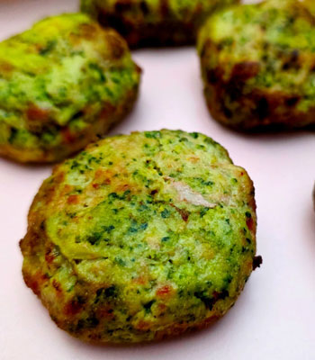 Polpette light di carne e broccoli cotte in friggitrice ad aria, dorate fuori e morbide dentro.